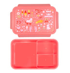 binnenkant  van rood roze bento lunchbakje met vrolijke opdruk op deksel 