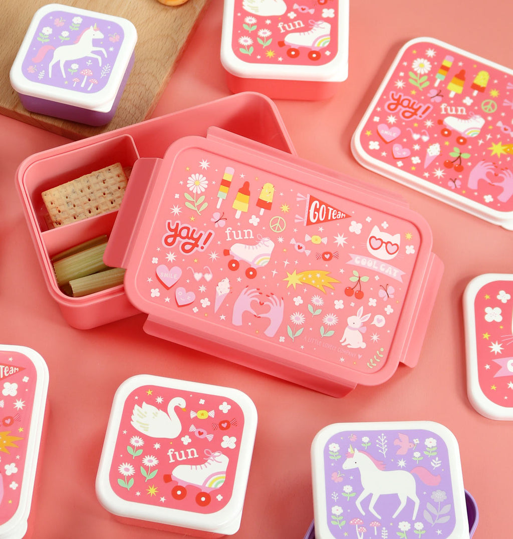 rood roze bento lunchbakje met vrolijke opdruk met kleine bakjes eromheen
