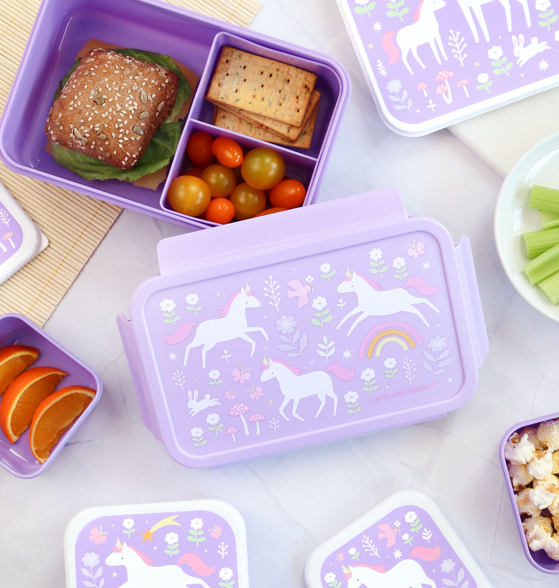 paarse bento lunchbakje met lieve opdruk op deksel, gevuld met brood en fruit