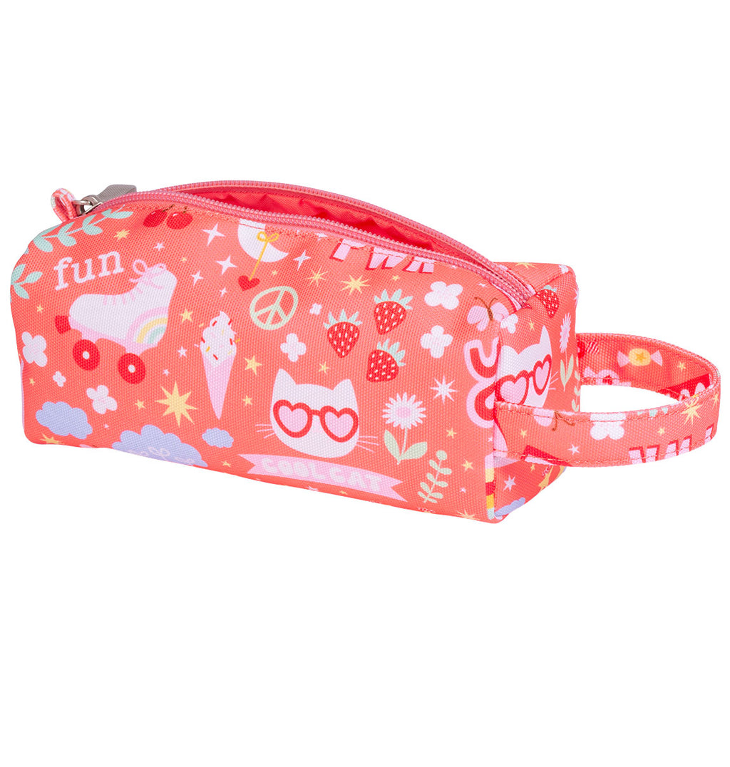 Schuin aanzicht van koraalroze etui met vrolijke fantasie print