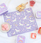 paarse placemat met eenhoorn print tijdens lunch met broodbakjes en drinken