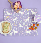 paarse placemat met eenhoorn print tijdens lunch met broodbakjes en drinken