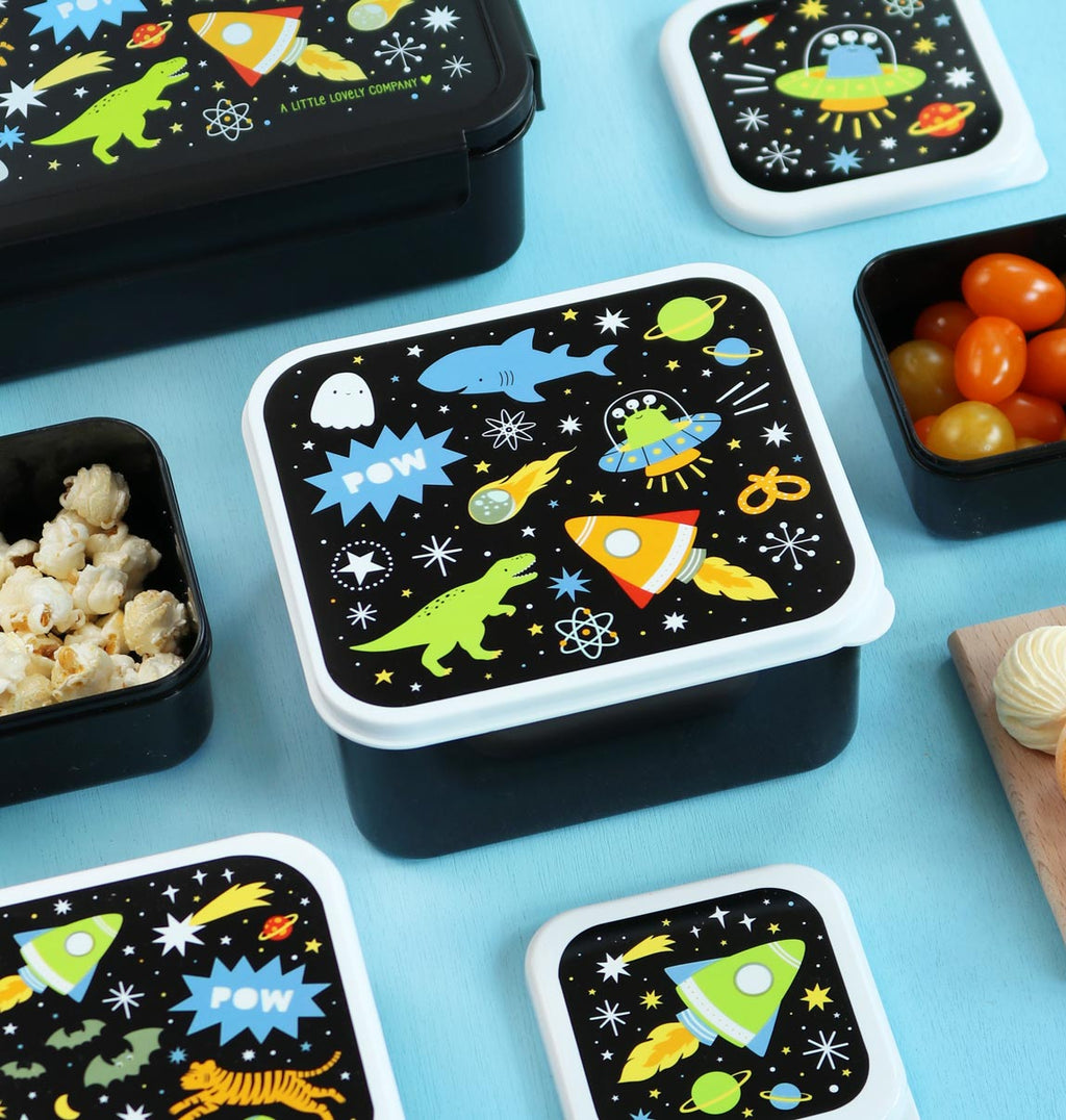 Zwarte lunch en snackbox set uit de Galaxy collectie op een blauwe achtergrond