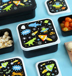 Zwarte lunch en snackbox set uit de Galaxy collectie op een blauwe achtergrond