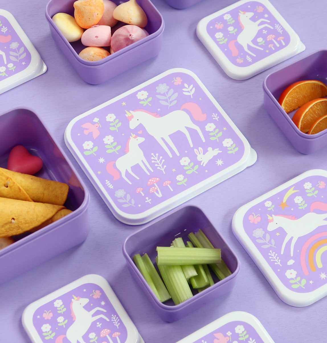 Paarse lunch en snackbox set gevuld met groente, fruit en snoep uit de eenhoorn collectie