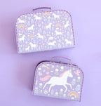 twee paarse kartonnen koffers met fantasierijke print met eenhoorns
